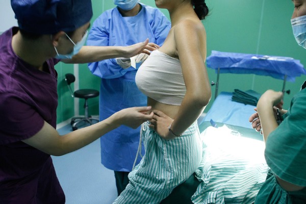 Phẫu thuật thu nhỏ ngực. Tên, chống chỉ định, hậu quả