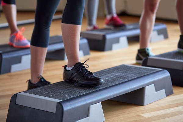 Latihan kaki di gimnasium. Program pelangsingan untuk mengepam otot