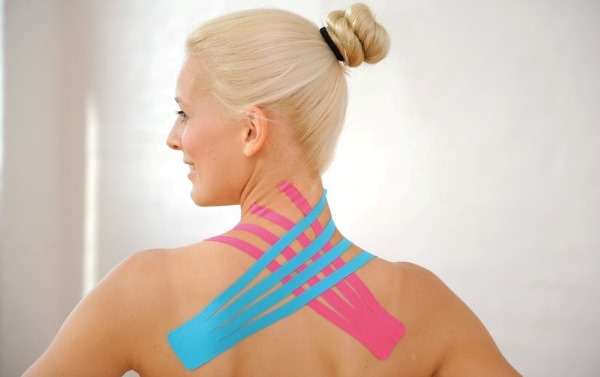 Gravação Kinesio. O que é isso em cosmetologia, medicina, esportes. Fitas, estética, drenagem linfática de rugas, dobras nasolabiais