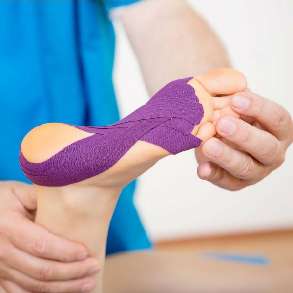 Gravação Kinesio. O que é isso em cosmetologia, medicina, esportes. Fitas, estética, drenagem linfática de rugas, dobras nasolabiais