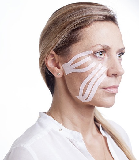Gravação Kinesio. O que é isso em cosmetologia, medicina, esportes. Fitas, estética, drenagem linfática de rugas, dobras nasolabiais