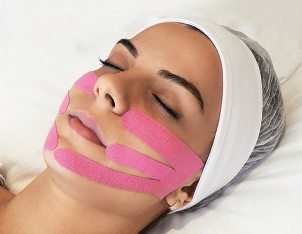 Gravação Kinesio. O que é isso em cosmetologia, medicina, esportes. Fitas, estética, drenagem linfática de rugas, dobras nasolabiais