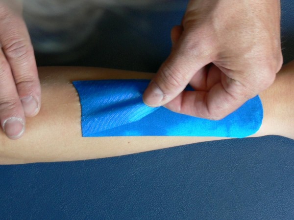 Gravação Kinesio. O que é isso em cosmetologia, medicina, esportes. Fitas, estética, drenagem linfática de rugas, dobras nasolabiais