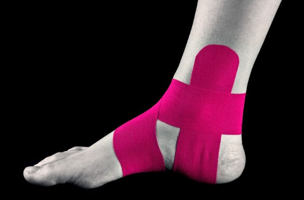 Gravação Kinesio. O que é isso em cosmetologia, medicina, esportes. Fitas, estética, drenagem linfática de rugas, dobras nasolabiais