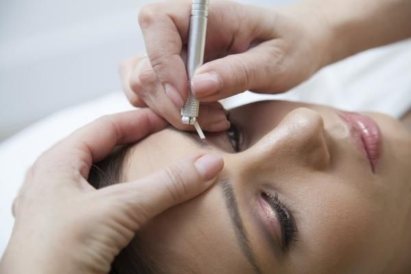 Microblading alis. Foto sebelum dan sesudah, berapa lama, berapa lama ia berlangsung, bagaimana ia dilakukan, harganya