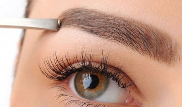 Microblading alis. Foto sebelum dan sesudah, berapa lama, berapa lama ia berlangsung, bagaimana ia dilakukan, harganya