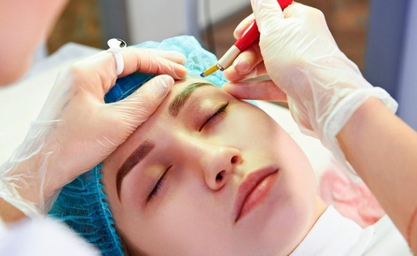 Kening serbuk. Apa itu, gambar sebelum dan selepas tatu, teknik semburan, berapa lama ia berlangsung