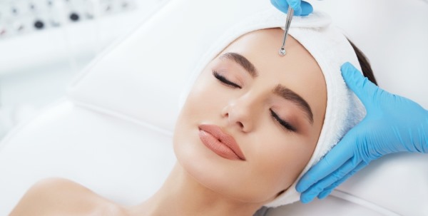 Làm sạch da mặt bằng tay bởi một chuyên gia làm đẹp. Nó là gì, các loại, cách chúng hoạt động, ưu và nhược điểm, giá cả