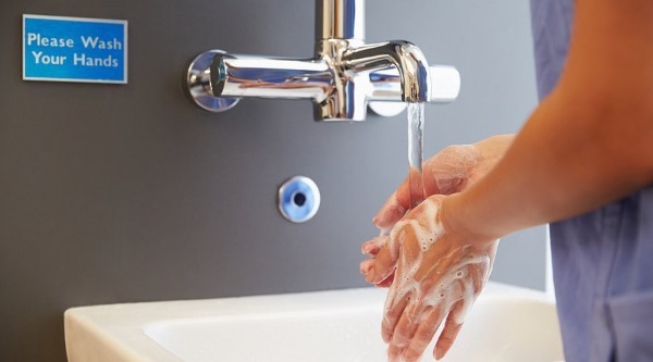 Làm sạch da mặt bằng tay bởi một chuyên gia làm đẹp. Nó là gì, các loại, cách chúng hoạt động, ưu và nhược điểm, giá cả