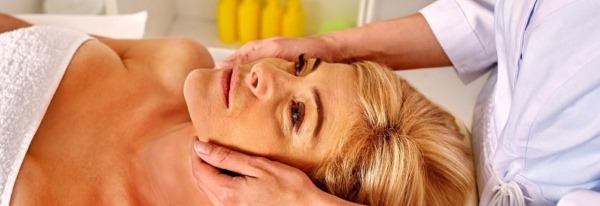 Massage cho phụ nữ 40-50 tuổi bằng tay toàn thân, chống nhăn da mặt. Các loại, hướng dẫn, ảnh, kết quả