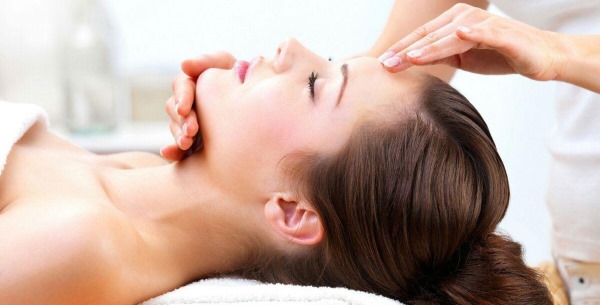 Massage cho phụ nữ 40-50 tuổi bằng tay toàn thân, chống nhăn da mặt. Các loại, hướng dẫn, ảnh, kết quả