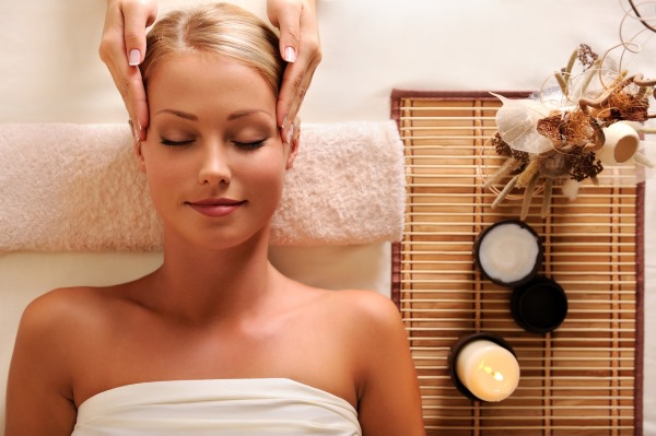 Massage cho phụ nữ 40-50 tuổi bằng tay toàn thân, chống nhăn da mặt. Các loại, hướng dẫn, ảnh, kết quả