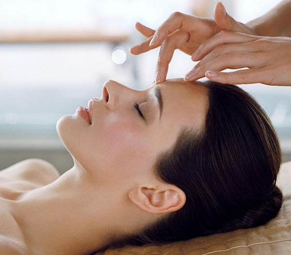 Massage cho phụ nữ 40-50 tuổi bằng tay toàn thân, chống nhăn da mặt. Các loại, hướng dẫn, ảnh, kết quả