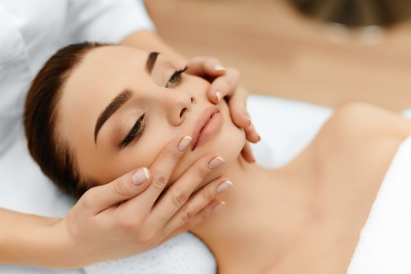 Rejuvenescimento facial de plasma. Tipos de procedimentos, dispositivos, fotos antes e depois, avaliações