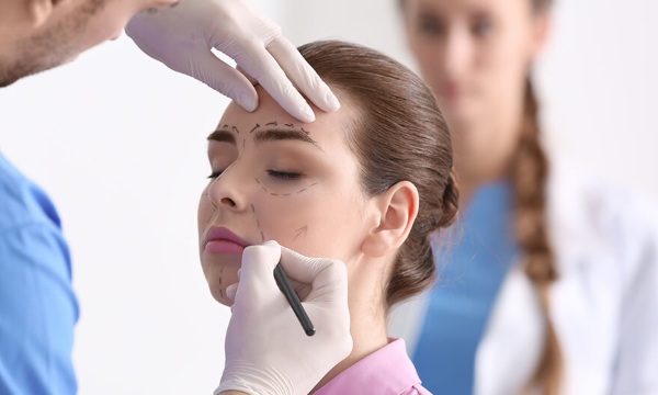 Endoscopia para levantamento de testa e sobrancelha. Fotos antes e depois, como é feito, consequências, avaliações
