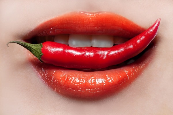 Cara menjadikan bibir lebih besar tanpa pembedahan menggunakan solek, botol, senaman di rumah