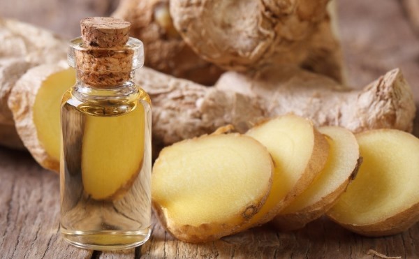 Cara menjadikan bibir lebih besar tanpa pembedahan menggunakan solek, botol, senaman di rumah