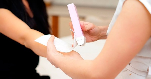 Como se livrar dos pelos das mãos para sempre em mulheres, sem navalha, ferramentas, métodos, procedimentos cosméticos