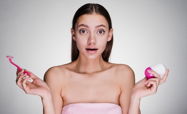 Rambut laser menghilangkan bibir atas (antena) pada wanita. Berapa banyak sesi yang diperlukan, bagaimana ia dilakukan