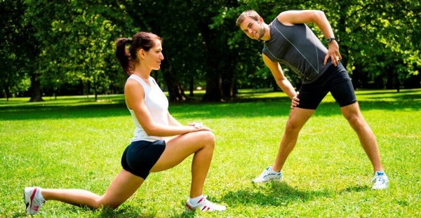Latihan dumbbell tangan untuk wanita untuk menurunkan berat badan agar kulit tidak menggantung. Bersenam di rumah