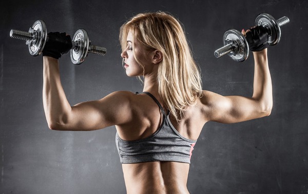 Latihan dumbbell tangan untuk wanita untuk menurunkan berat badan agar kulit tidak menggantung. Bersenam di rumah