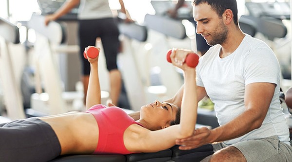 Latihan dumbbell tangan untuk wanita untuk menurunkan berat badan agar kulit tidak menggantung. Bersenam di rumah
