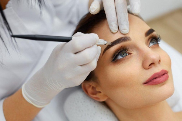 حواجب جميلة. اتجاهات الموضة 2020: microblading ، والتاتو الحيوي ، والمساحيق ، والتصفيح ، والتلوين والبناء ، والتظليل