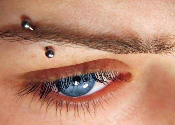 حواجب جميلة. اتجاهات الموضة 2020: microblading ، والتاتو الحيوي ، والمساحيق ، والتصفيح ، والتلوين والبناء ، والتظليل