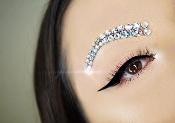حواجب جميلة. اتجاهات الموضة 2020: microblading ، والتاتو الحيوي ، والمساحيق ، والتصفيح ، والتلوين والبناء ، والتظليل