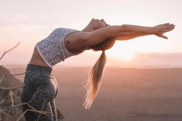 Sun Salutation เป็นชุดแบบฝึกหัดสำหรับผู้เริ่มต้น ประโยชน์ของโยคะวิธีการทำ