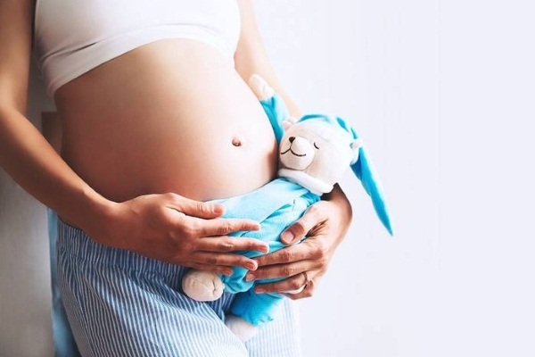 يعني لفرد الشعر على المدى الطويل ، وتنعيمه بمكواة ، والكيراتين