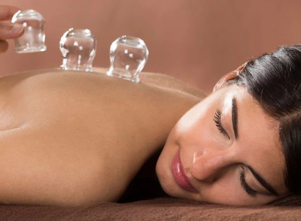 Massage chân không với lon cho cellulite trên bụng và hai bên. Hình ảnh, đánh giá, cách làm đúng