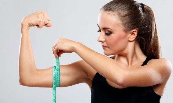 Cara mengepam bisep untuk seorang gadis dengan dan tanpa dumbbell, push-up di rumah