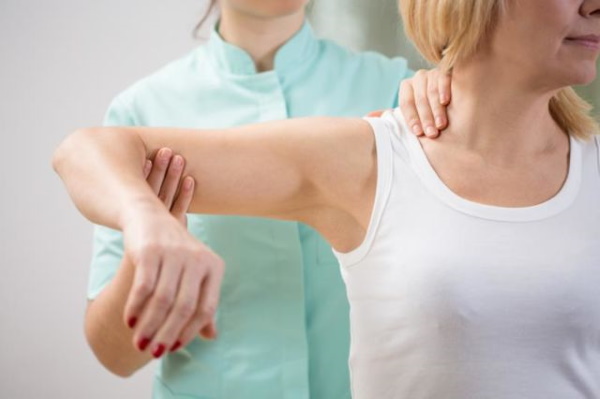 Bài tập vai cho nữ trong phòng gym. Video hướng dẫn, ảnh