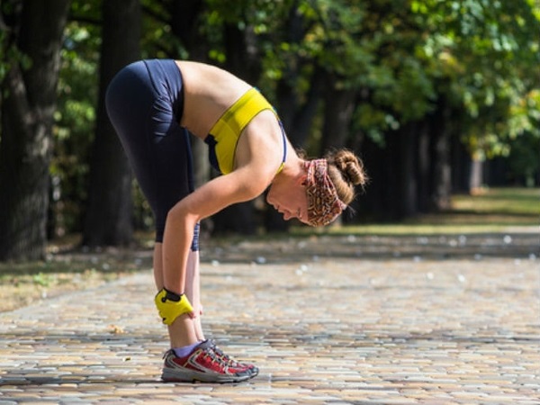 Latihan belakang untuk kanak-kanak perempuan dengan dumbbell, barbell, di bar mendatar di rumah
