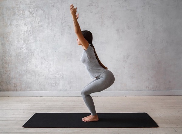 Latihan yoga sederhana untuk pemula, untuk penurunan berat badan, punggung dan tulang belakang