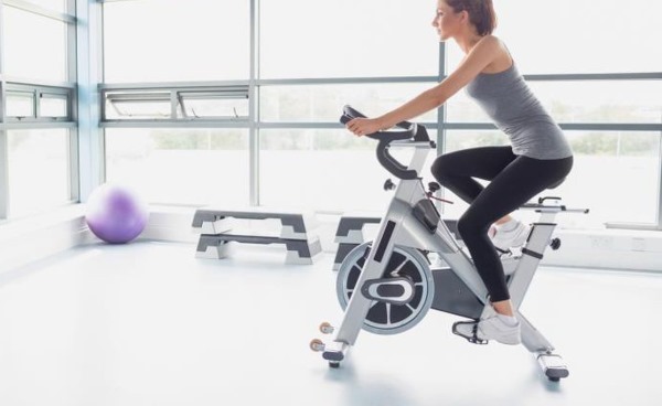 Các bài tập giảm béo tại nhà: tạo dáng, thể dục thẩm mỹ, fitball, yoga, xe đạp, máy tập elip, stepper, máy chạy bộ