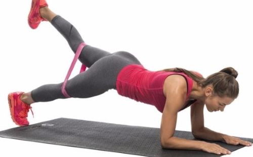 Exercícios com elástico para as pernas e nádegas para mulher sentada em uma cadeira, em pé, deitada e outros