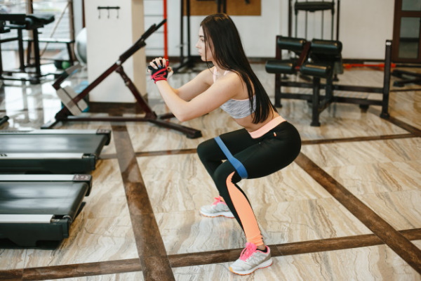 Bersenam dengan tali elastik untuk kecergasan. Latihan untuk seluruh badan, kaki, punggung, untuk menekan wanita