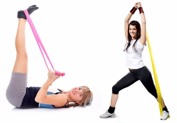 Bersenam dengan tali elastik untuk kecergasan. Latihan untuk seluruh badan, kaki, punggung, untuk menekan wanita