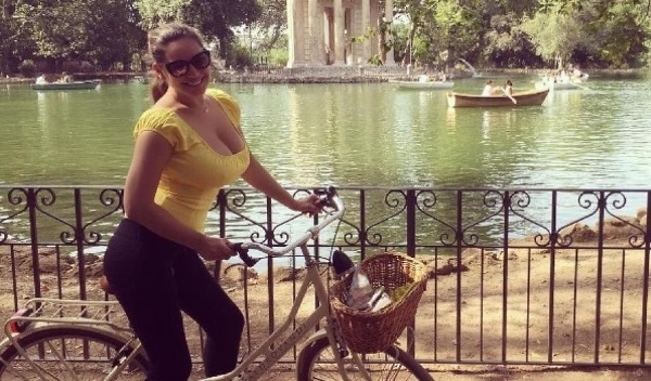 Kelly Brook รูปพารามิเตอร์รูปถ่ายในชุดว่ายน้ำชุดชั้นในตรงไปตรงมาชีวประวัติน้ำหนักส่วนสูงก่อนและหลังการทำศัลยกรรม