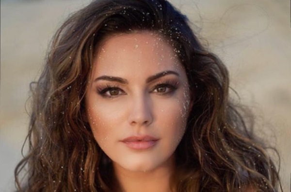 Kelly Brook รูปพารามิเตอร์รูปถ่ายในชุดว่ายน้ำชุดชั้นในตรงไปตรงมาชีวประวัติน้ำหนักส่วนสูงก่อนและหลังการทำศัลยกรรม