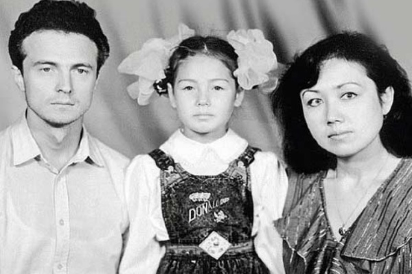 Лаисан Утиасхева. Фотографије вруће у купаћем костиму, пре и после пластичне хирургије, у младости и сада, параметри фигуре, лични живот