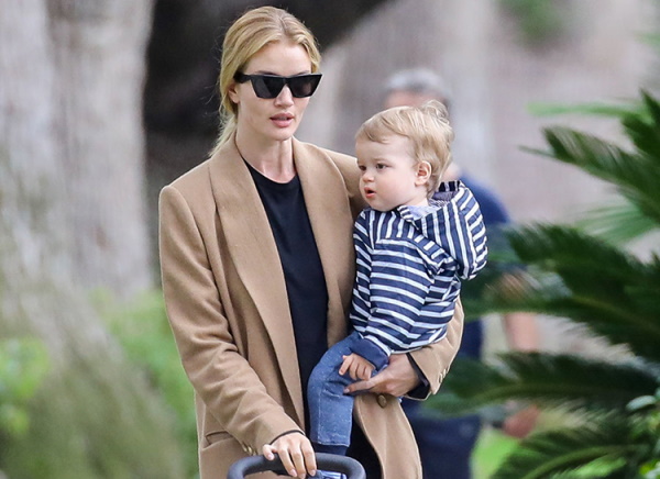 Rosie Huntington-Whiteley. Hình ảnh trước và sau khi phẫu thuật thẩm mỹ áo tắm, không trang điểm, phong cách, tiểu sử