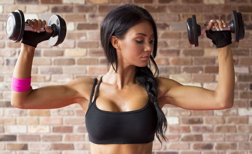 Exercícios para delta do ombro frontal para meninas com isolamento, kettlebell, halteres. Complexo
