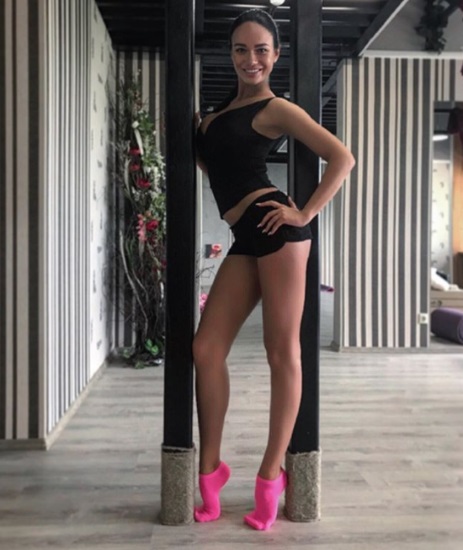 Yana Koshkina. Hình ảnh nóng bỏng trong trang phục áo tắm, trước và sau khi phẫu thuật thẩm mỹ, chiều cao, tây, thông số hình thể