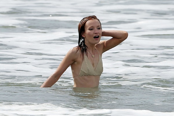 Emily Browning. Hình ảnh nóng bỏng trong trang phục áo tắm, chiều cao, cân nặng, dáng người, chất dẻo, thay đổi theo năm tháng