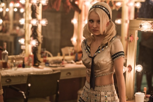 Emily Browning. Hình ảnh nóng bỏng trong trang phục áo tắm, chiều cao, cân nặng, dáng người, chất dẻo, thay đổi theo năm tháng