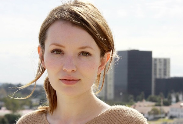 Emily Browning. Hình ảnh nóng bỏng trong trang phục áo tắm, chiều cao, cân nặng, dáng người, chất dẻo, thay đổi theo năm tháng