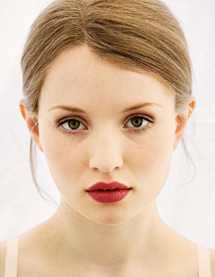 Emily Browning. Hình ảnh nóng bỏng trong trang phục áo tắm, chiều cao, cân nặng, dáng người, chất dẻo, thay đổi theo năm tháng